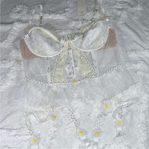 NWT 2 Pc For Love & Lemons 3D Daisy Bustier W/ Garters & Panty Set Sz 36C/L - Picture 11 of 16